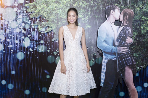 Phạm Hương quyến rũ với đầm xẻ ngực táo bạo tại họp báo phim - 1