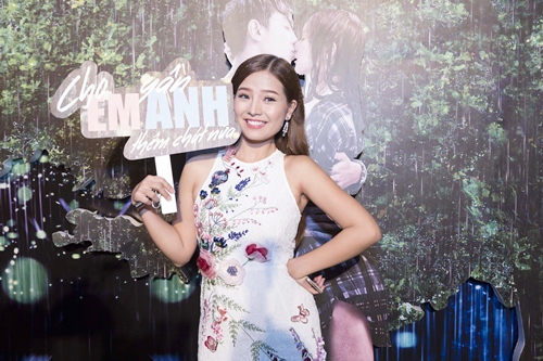 Phạm Hương quyến rũ với đầm xẻ ngực táo bạo tại họp báo phim - 6