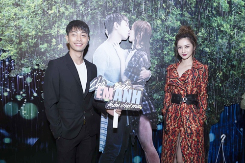 Phạm Hương quyến rũ với đầm xẻ ngực táo bạo tại họp báo phim - 2