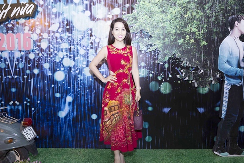 Phạm Hương quyến rũ với đầm xẻ ngực táo bạo tại họp báo phim - 7