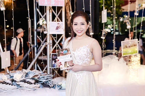 Phạm Hương quyến rũ với đầm xẻ ngực táo bạo tại họp báo phim - 3