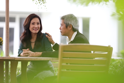 Phạm Hương quyến rũ với đầm xẻ ngực táo bạo tại họp báo phim - 11