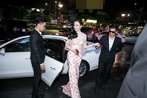 Sánh đôi cùng Võ Cảnh, Angela Phương Trinh thuê hẳn dàn vệ sĩ tháp tùng - 1