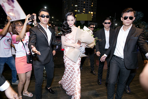 Sánh đôi cùng Võ Cảnh, Angela Phương Trinh thuê hẳn dàn vệ sĩ tháp tùng - 2