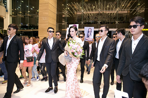 Sánh đôi cùng Võ Cảnh, Angela Phương Trinh thuê hẳn dàn vệ sĩ tháp tùng - 3