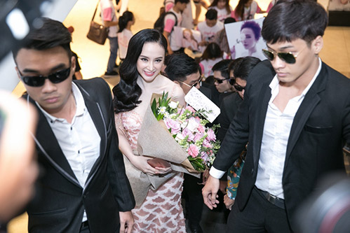 Sánh đôi cùng Võ Cảnh, Angela Phương Trinh thuê hẳn dàn vệ sĩ tháp tùng - 4