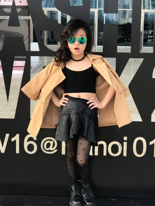 Thiên thần 7 tuổi Hà Nội đi đâu cũng sáng nhất phố vì mặc cực chất - 1