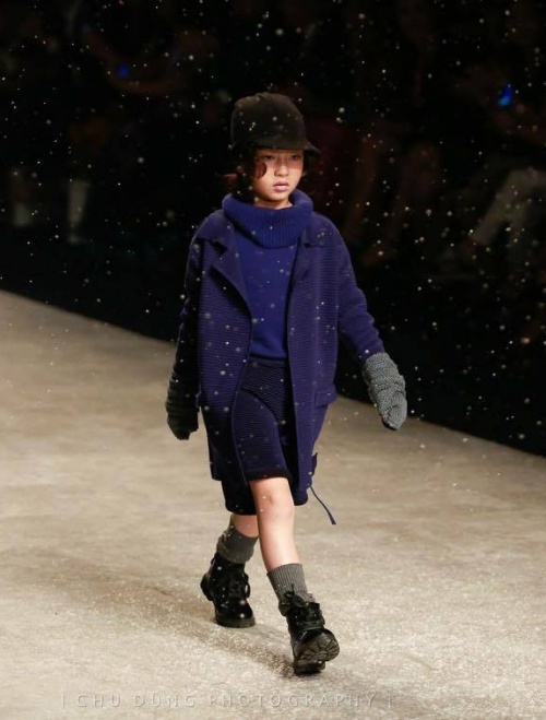 Thiên thần 7 tuổi Hà Nội đi đâu cũng sáng nhất phố vì mặc cực chất - 2