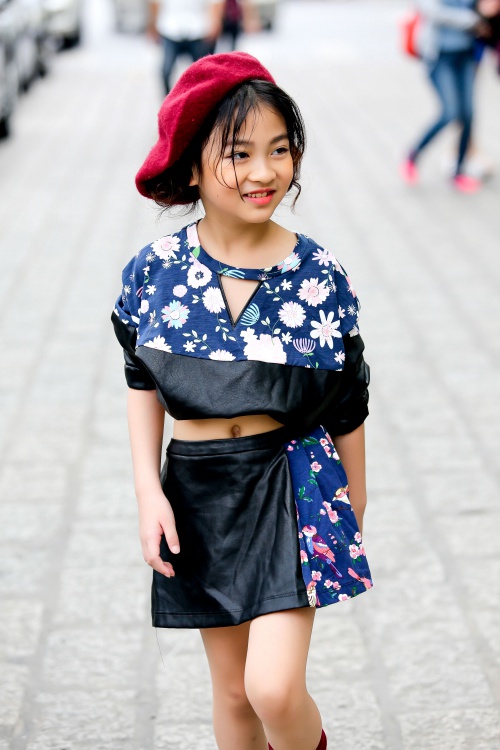 Thiên thần 7 tuổi Hà Nội đi đâu cũng sáng nhất phố vì mặc cực chất - 5