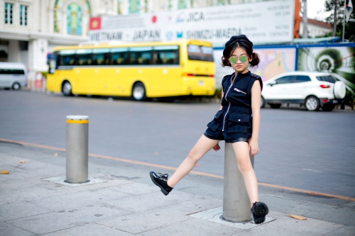 Thiên thần 7 tuổi Hà Nội đi đâu cũng sáng nhất phố vì mặc cực chất - 9