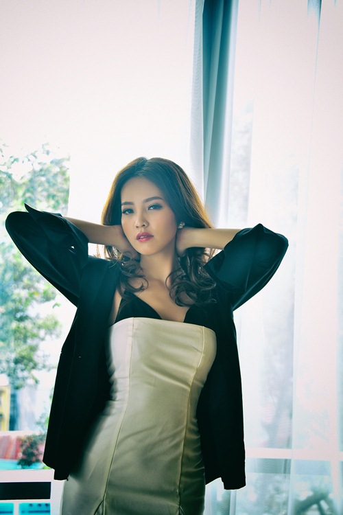 Á hậu Thụy Vân buông lơi vai trần bên MC Vũ Mạnh Cường - 1