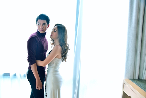 Á hậu Thụy Vân buông lơi vai trần bên MC Vũ Mạnh Cường - 11