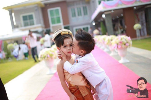 Cặp song sinh 3 tuổi đẹp như tranh được cho cưới vì là quot;tình nhân kiếp trướcquot; - 4