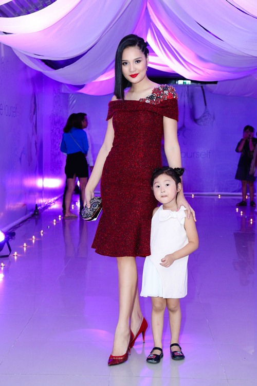 Hồ Ngọc Hà sang chảnh đưa mẹ đẻ đi sự kiện giữa scandal tình cảm - 19