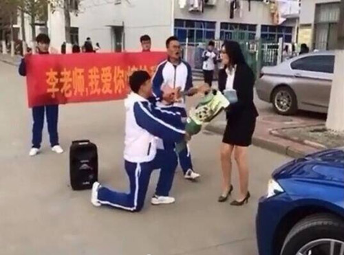 Màn hành xử rất #039;phũ#039; của cô giáo xinh đẹp khi nam sinh quỳ gối cầu hôn - 1