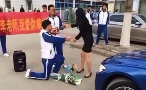 Màn hành xử rất #039;phũ#039; của cô giáo xinh đẹp khi nam sinh quỳ gối cầu hôn - 2