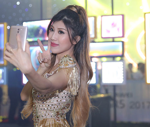 Mỹ Tâm, Trang Pháp cùng amp;#34;đọamp;#34; vẻ sexy, đua nhau chụp ảnh tự sướng - 14