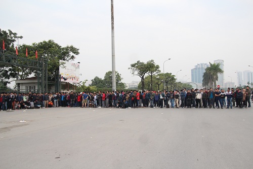 Sân vận động Mỹ Đình quot;vỡ trậnquot; vì hàng vạn người đổ về mua vé xem đội tuyển Việt Nam - 1