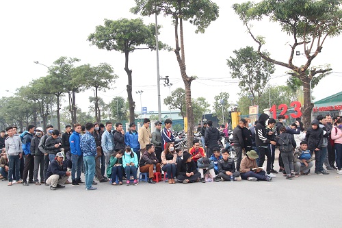 Sân vận động Mỹ Đình quot;vỡ trậnquot; vì hàng vạn người đổ về mua vé xem đội tuyển Việt Nam - 9