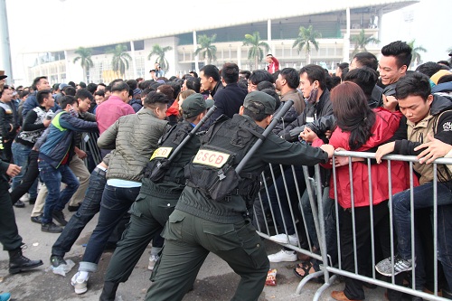 Sân vận động Mỹ Đình quot;vỡ trậnquot; vì hàng vạn người đổ về mua vé xem đội tuyển Việt Nam - 10