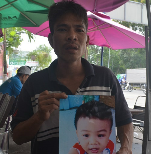 Bố quỳ ngoài đường tìm con trai mất tích: Cháu bé đang sống cùng mẹ ruột - 1