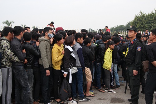 Sân vận động Mỹ Đình quot;vỡ trậnquot; vì hàng vạn người đổ về mua vé xem đội tuyển Việt Nam - 2