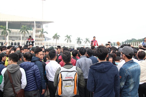 Sân vận động Mỹ Đình quot;vỡ trậnquot; vì hàng vạn người đổ về mua vé xem đội tuyển Việt Nam - 3