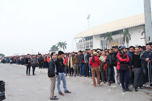 Sân vận động Mỹ Đình quot;vỡ trậnquot; vì hàng vạn người đổ về mua vé xem đội tuyển Việt Nam - 4