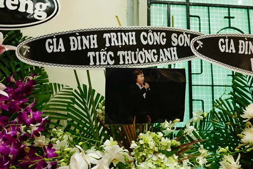 Thành Lộc, Ái Phương, Ánh Tuyết lặng đi trước linh cữu ca sĩ Quang Lý - 12