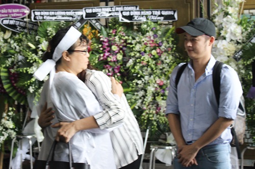 Thành Lộc, Ái Phương, Ánh Tuyết lặng đi trước linh cữu ca sĩ Quang Lý - 6