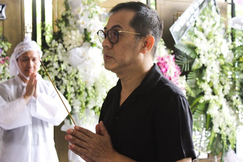 Thành Lộc, Ái Phương, Ánh Tuyết lặng đi trước linh cữu ca sĩ Quang Lý - 1