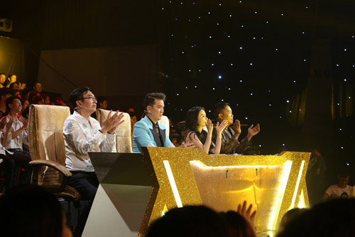 Quán quân The Voice Kids Thiện Nhân tất bật chạy show, mặc đồng phục khi make up - 5