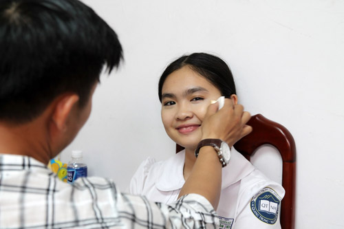 Quán quân The Voice Kids Thiện Nhân tất bật chạy show, mặc đồng phục khi make up - 2