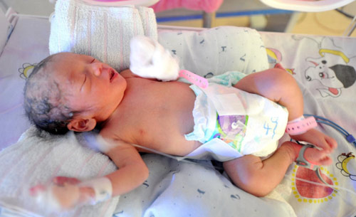 2 bà mẹ tật nguyền oằn mình sinh con khiến nghìn người cảm động - 4