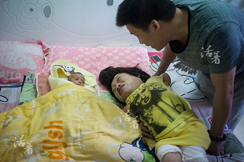 2 bà mẹ tật nguyền oằn mình sinh con khiến nghìn người cảm động - 9