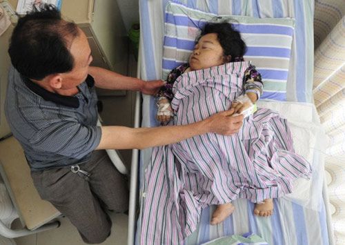 2 bà mẹ tật nguyền oằn mình sinh con khiến nghìn người cảm động - 1