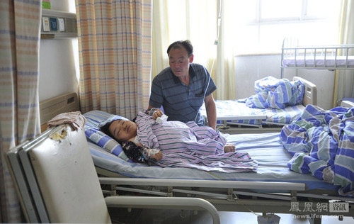 2 bà mẹ tật nguyền oằn mình sinh con khiến nghìn người cảm động - 2