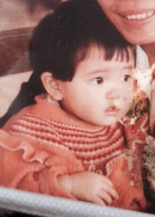 Sự giống nhau kỳ lạ của bé gái Lào Cai 3,5kg và mẹ nuôi 9x khi cùng 15 tháng tuổi - 5