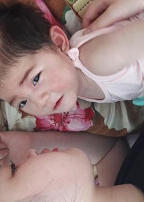 Sự giống nhau kỳ lạ của bé gái Lào Cai 3,5kg và mẹ nuôi 9x khi cùng 15 tháng tuổi - 6