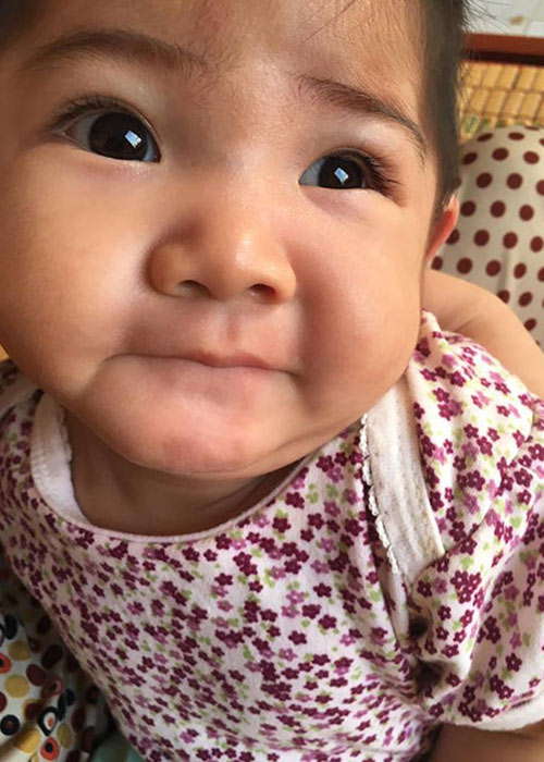 Sự giống nhau kỳ lạ của bé gái Lào Cai 3,5kg và mẹ nuôi 9x khi cùng 15 tháng tuổi - 3