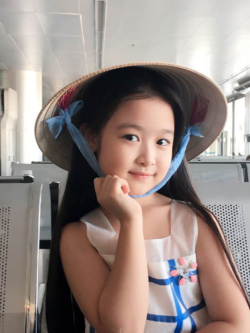 Gặp bé gái gốc Cần Thơ 8 tuổi sở hữu vẻ đẹp “vạn người mê” - 13