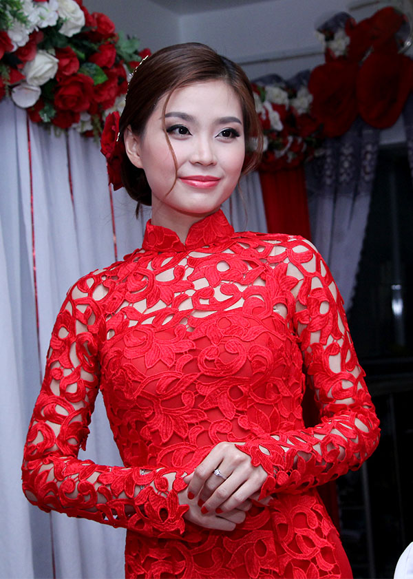 Áo dài đỏ ngày ăn hỏi khiến người ta phải nhớ mãi của sao Việt - 15