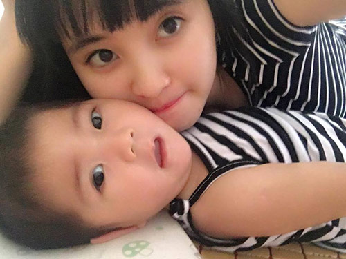 Sự giống nhau kỳ lạ của bé gái Lào Cai 3,5kg và mẹ nuôi 9x khi cùng 15 tháng tuổi - 8