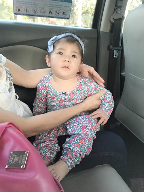 Sự giống nhau kỳ lạ của bé gái Lào Cai 3,5kg và mẹ nuôi 9x khi cùng 15 tháng tuổi - 10