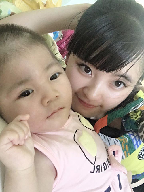 Sự giống nhau kỳ lạ của bé gái Lào Cai 3,5kg và mẹ nuôi 9x khi cùng 15 tháng tuổi - 9