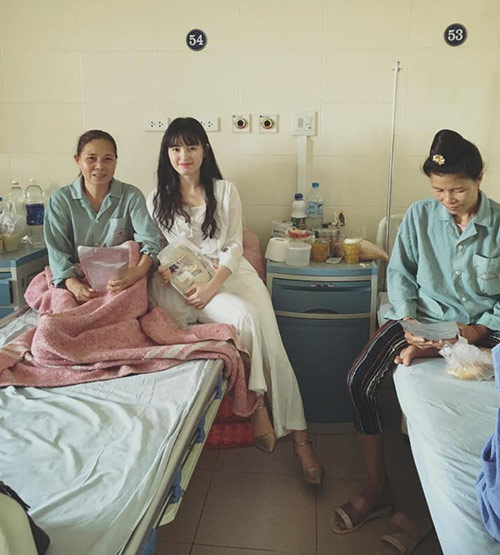 Sự giống nhau kỳ lạ của bé gái Lào Cai 3,5kg và mẹ nuôi 9x khi cùng 15 tháng tuổi - 4