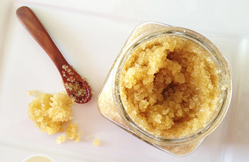 Bí quyết để đôi môi ngày đông luôn hồng hào, không bị bong tróc đến bật máu - 1