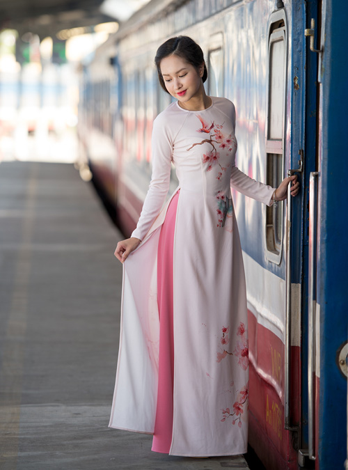 Những mẫu áo dài Tết có quot;sức mạnh diệu kỳquot; khiến mẹ và con gái trẻ như hai chị em - 3