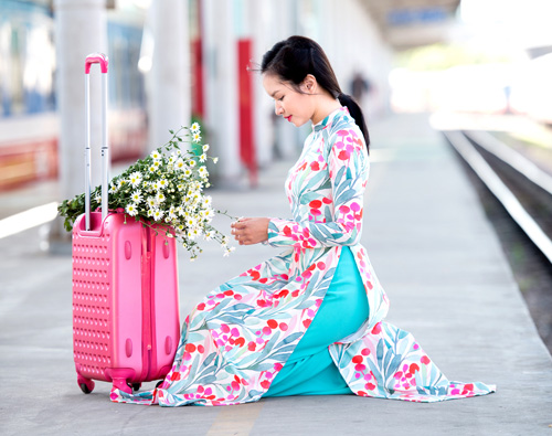 Những mẫu áo dài Tết có quot;sức mạnh diệu kỳquot; khiến mẹ và con gái trẻ như hai chị em - 5