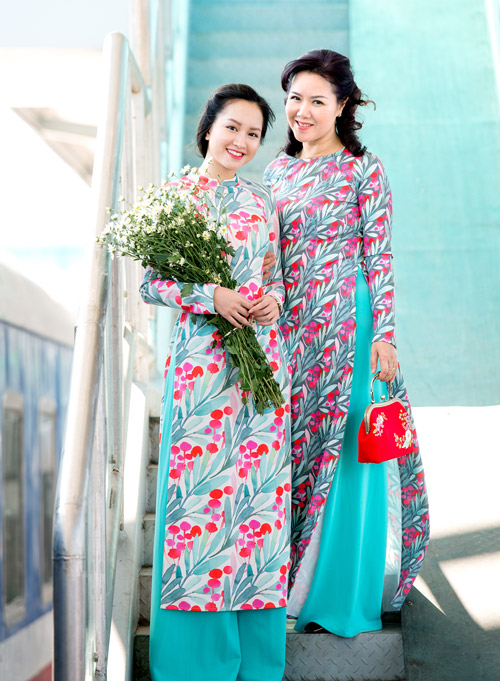 Những mẫu áo dài Tết có quot;sức mạnh diệu kỳquot; khiến mẹ và con gái trẻ như hai chị em - 6